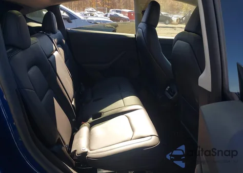 2025 Tesla Model Y Performance Dual Motor All-Wheel Drive z USA, uszkodzony, nr VIN 7SAYGDEF4SA353834